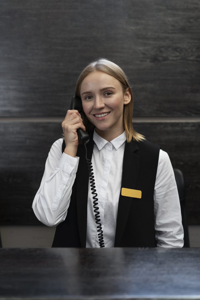 receptioniste en costume elegant pendant les heures de travail