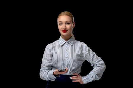 femme-d-affaires-mignonne-jolie-fille-tenant-un-telephone-avec-du-rouge-a-levres-en-costume-de-bureau